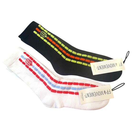 Free People Fast Lane Crew Socks Bundle of 2 Pairs White and Black NEW - Picture 4 of 7
